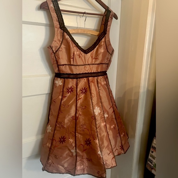 •SHRINE OF HOLLYWOOD BRAND DRESS ~VINTAGE STYLE PLEATED WITH FLORAL EMBROIDERY! - Picture 13 of 15